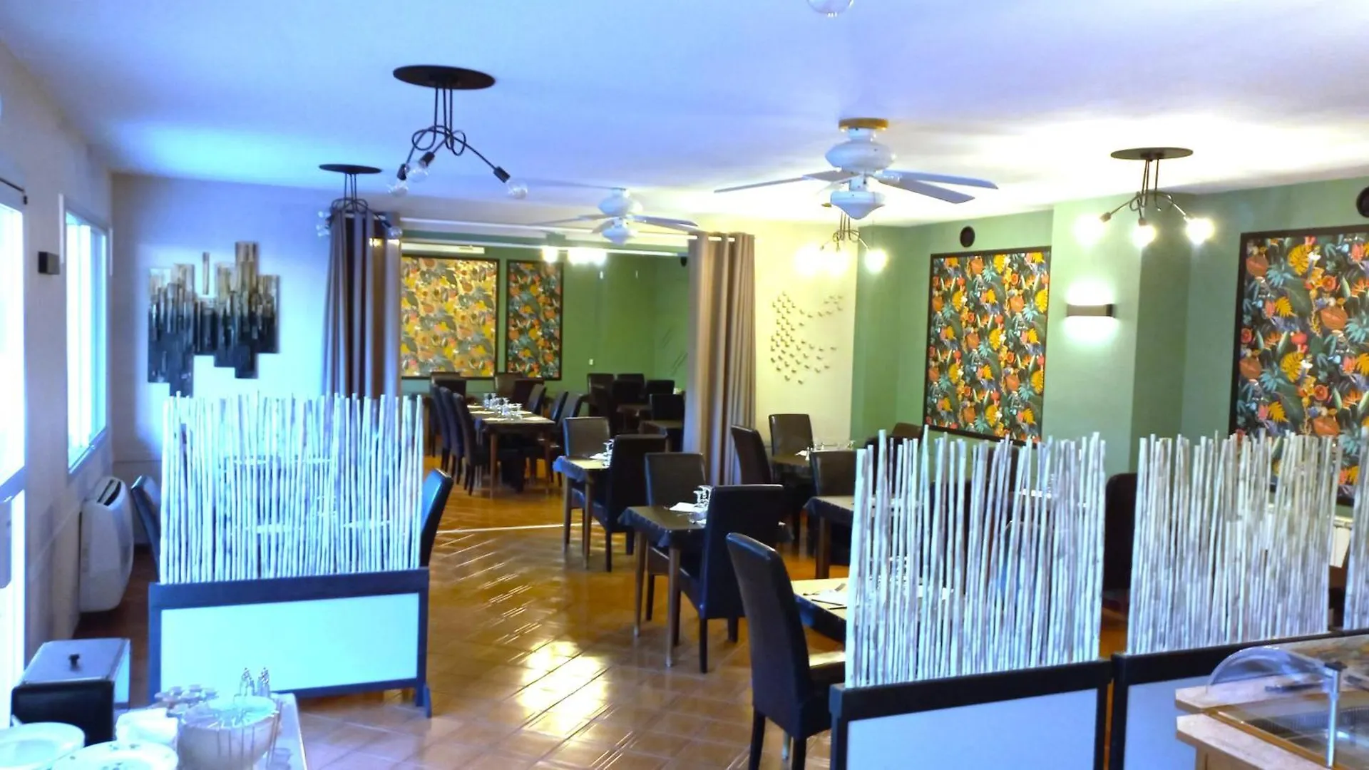 בווי-לה-בארוני Hotel Sous L'Olivier 3*,  צרפת
